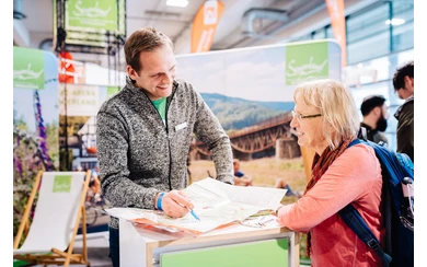 Eine Beratungssituation von der Messe "Draußen 2018" in Bremen