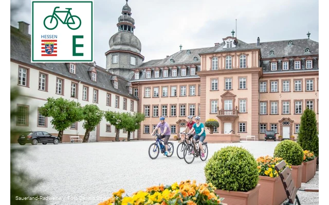 Radfahrer vor dem Schloss in Bad Berleburg