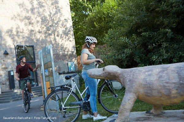 Zwei Radfahrer an am Geofoyer Korbacher Spalte