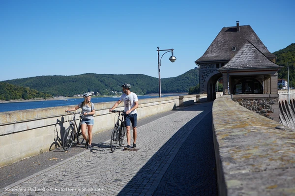 Zwei Radfahrer auf der Edersee-Staumauer