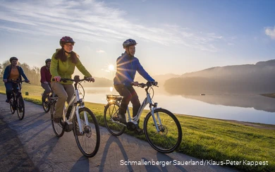 Radfahrer am Hennesee (Foto Klaus-Peter Kappest)