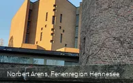 Wegezeichen Klosterweg (KW) an der Abtei Königsmünster Meschede