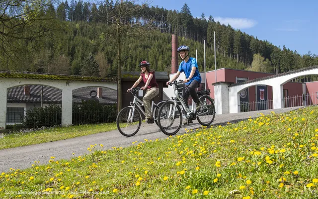 Zwei Radfahrer vor dem DampfLandLeute Museum in Eslohe (Foto Klaus-Peter Kappest)