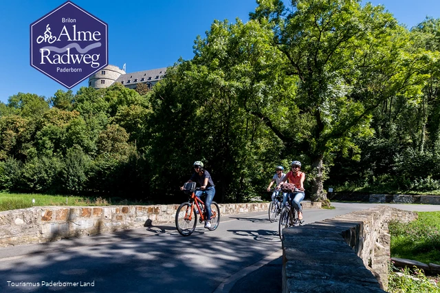 Drei Radfahrer auf Alme Radweg