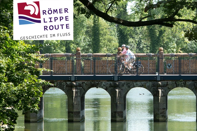 Zwei Radfahrer auf einer Brücke