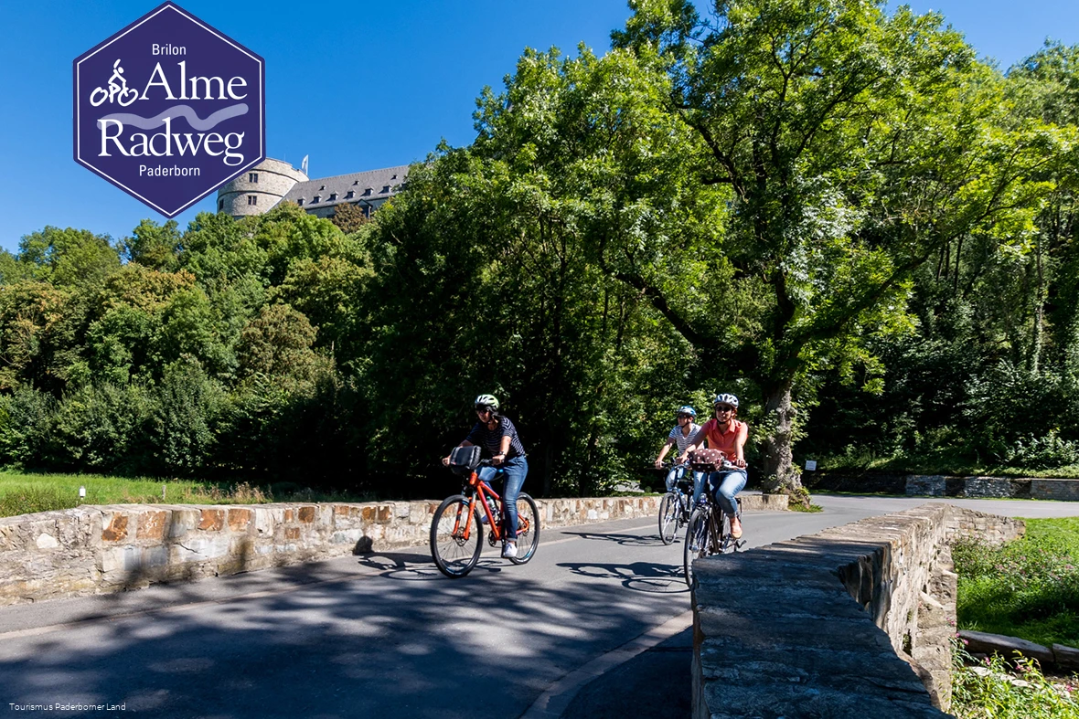 Drei Radfahrer auf Alme Radweg