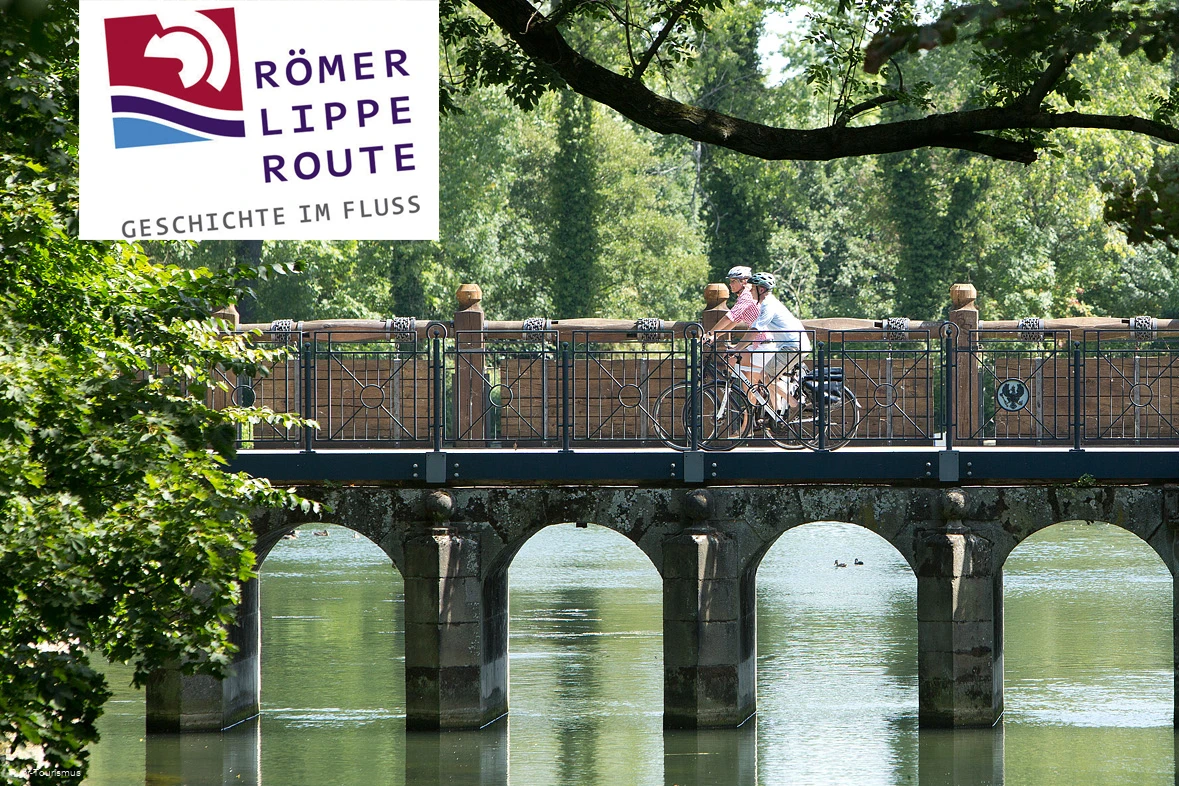 Zwei Radfahrer auf einer Brücke
