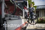 Das Fahrrad wird auf den Anhänger des Busses aufgeladen.