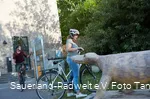 Zwei Radfahrer an am Geofoyer Korbacher Spalte