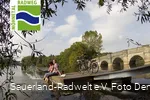 Zwei Radfahrer an der Kanzelbrücke am Möhnesee