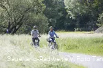 Zwei Radfahrer auf dem Radweg an der renaturierten Lenne in Finnentrop (Foto Tanja Evers)