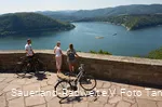 Drei Radfahrer blicken auf den Edersee vom Schloss Waldeck