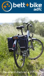 Fahrrad mit Gepäcktaschen auf einer Wiese (Foto Tanja Evers)