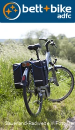 Fahrrad mit Gepäcktaschen auf einer Wiese (Foto Tanja Evers)