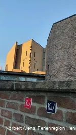 Wegezeichen Klosterweg (KW) an der Abtei Königsmünster Meschede