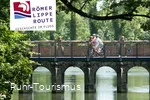 Zwei Radfahrer auf einer Brücke