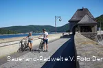 Zwei Radfahrer auf der Edersee-Staumauer
