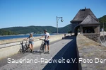 Zwei Radfahrer auf der Edersee-Staumauer