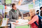 Eine Beratungssituation von der Messe "Draußen 2018" in Bremen